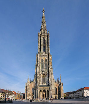 המינסטר של אולם היא כנסייה הבנויה בסגנון גותי, שנמצאת בעיר אולם שבגרמניה. הצריח המחודד של הכנסייה, מתנשא לגובה של 161.53 מטר.
