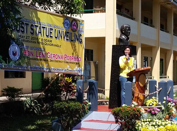 Leni Robredo unveiling the Jesse Robredo Monument at the Cararayan National High School in Naga, May 27, 2016