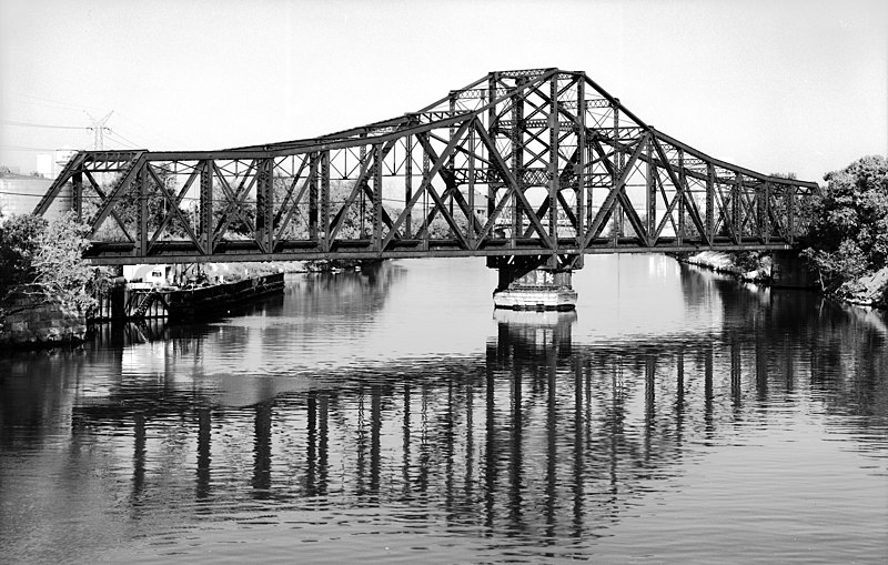 File:VIEW OF SWING BRIDGE FROM KEDZIE AVENUE BRIDGE, LOOKING EAST. - Chicago, Madison and Northern Railroad, Sanitary and Ship Canal Bridge, Spanning Sanitary and Ship Canal, east HAER ILL, 16-CHIG, 118-1 (cut).jpg