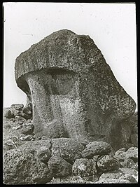 foto di Testa di moai parzialmente interrata