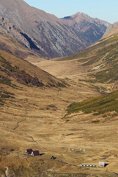 File:View to Bzerpy cornice and Pseashkho pass.jpg