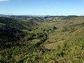 Vale ladeado por montanhas à esquerda e à direita