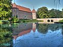 Voergaard Castle - sayap timur dan bridge.jpg