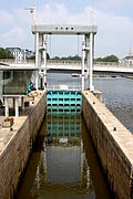 L'écluse no 1 du canal de Nantes à Brest. Vue de l'accès au port-canal