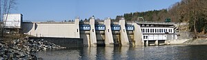 Die Staumauer mit dem Kraftwerk