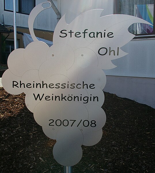 File:Weinkönigin.jpg