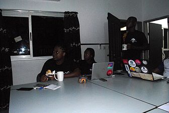 Discussion facilitators and reporters staring at the screen where examples of discussion summaries are featured.