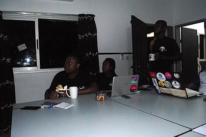 Discussion facilitators and note-takers staring at the screen where examples of discussion summaries are featured.