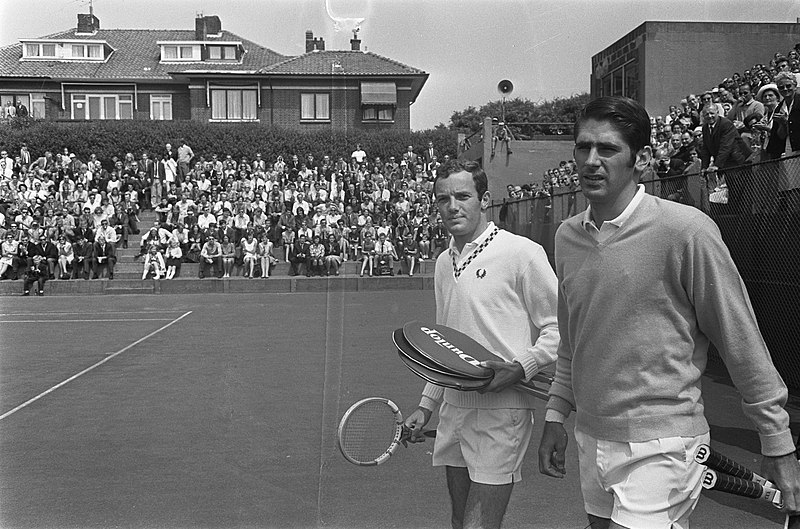 File:Wimbledon-spelers in Scheveningen. Tom Okker (links) speelde tegen Marty Riessen, Bestanddeelnr 921-4948.jpg