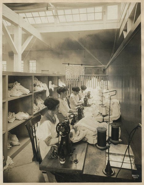 File:Women working at sewing machines, Supply Laundry Company, Seattle, 1917 (MOHAI 4666).jpg