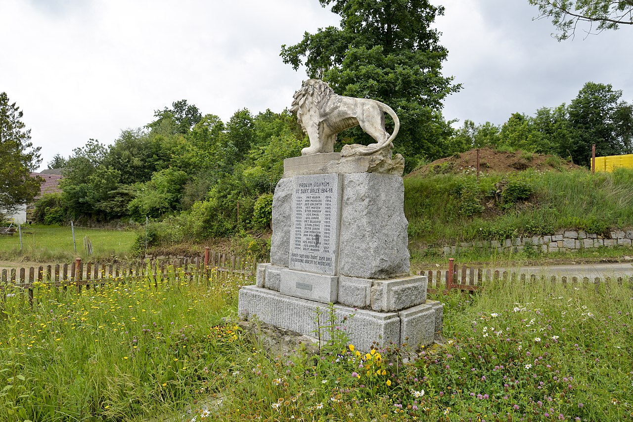 File:World War I memorial in Bezděkovec 01.jpg - Wikimedia Commons