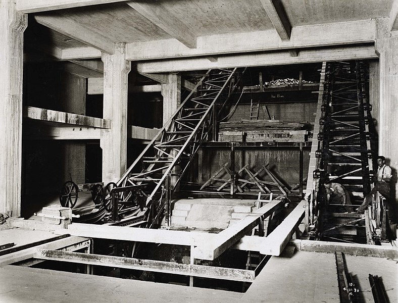 File:Wynyard Station - Erecting Escalators (6009632955).jpg