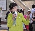 Yuriko Koike šartröösrohelises pluusis