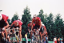 Photo de plusieurs coureurs cyclistes.