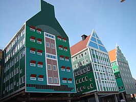 Het uit 2011 daterende gemeentehuis van Zaanstad, waarvan de architectuur is geïnspireerd op traditionele Zaanse huisjes