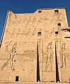 Égypte, Edfou, Temple d'Horus, Pylône d'entrée, détail du côté gauche (49785508567).jpg