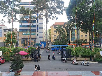 Đường An Dương Vương nhìn kể từ cổng chủ yếu của Trường Đại học tập Sư phạm Thành phố Sài Gòn.