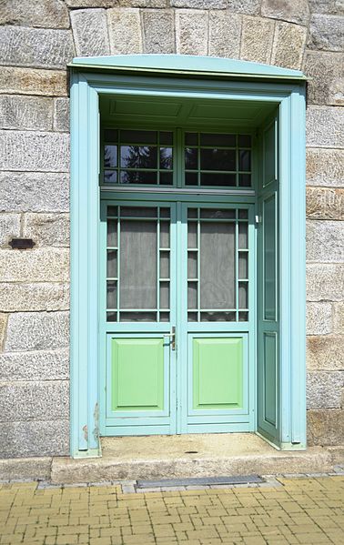 File:Železná Ruda-Alžbětín train station - door.jpg