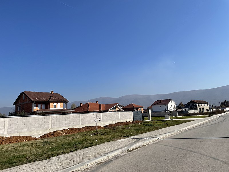 File:Куќи во Шемшево.jpg