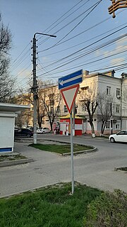 Road signs "Give way" and "Exit to a one-way road" at the exit to Gubarevicha Street in Elista, Russia. Ulitsa Gubarevicha, Elista - odnostoronnee dvizhenie.jpg