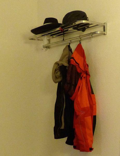 File:080514 Garderobe (cropped).jpg