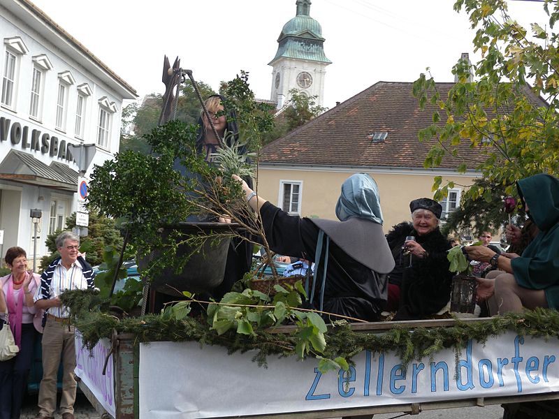 File:090927 RetzerWeinlesefest 068 (3959168599).jpg