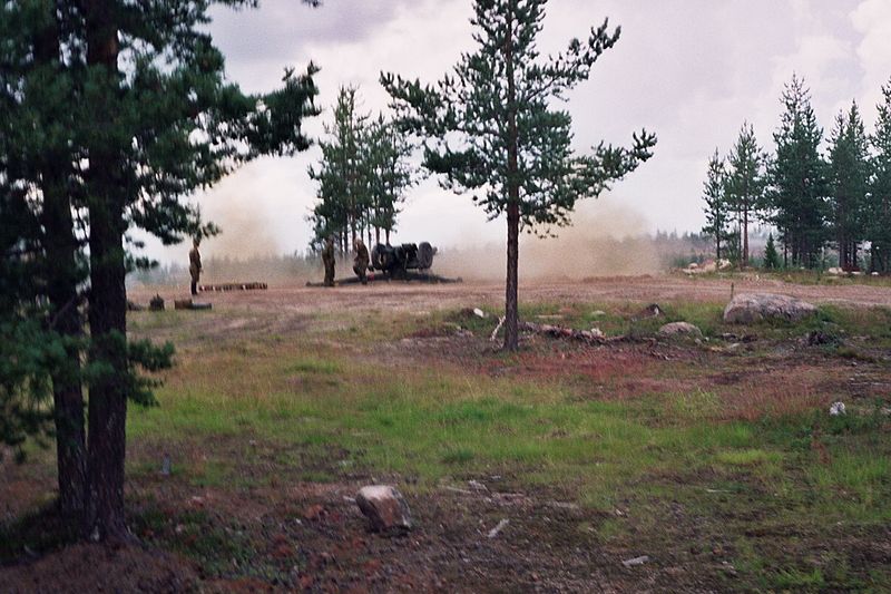 File:122mm howitzer in Rovajärvi Jul1997 001.jpg