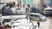 The returned activists covered their head with a black cloth and was taken to the Tin Shui Wai Police Station in 4 batches in a seven-person car or a private car 12 Gang Ren Zhong 8 Ren Xing Man Fen Pi Yi Jiao Fan Gang view 20210322.png