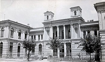 Le Palais des bains communaux.