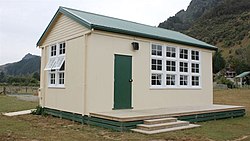 Tua Whakahoro gedung Sekolah, sekarang dijalankan oleh DOC sebagai sebuah gubuk di Whanganui Perjalanan.