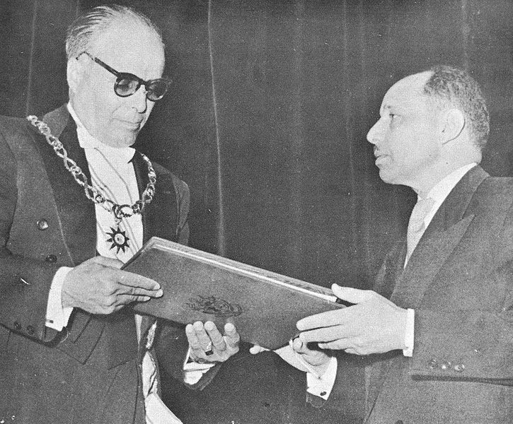 File:1er Juin 1959, Habib Bourguiba signant la constitution.jpg