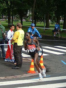 La Kenjano Catherine Ndereba dum maratono de la Atletika Monda Ĉampionado