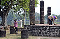 Arbeitskolonne der Parkverwaltung am Ubosot des Wat Sa Si im Geschichtspark Sukhothai