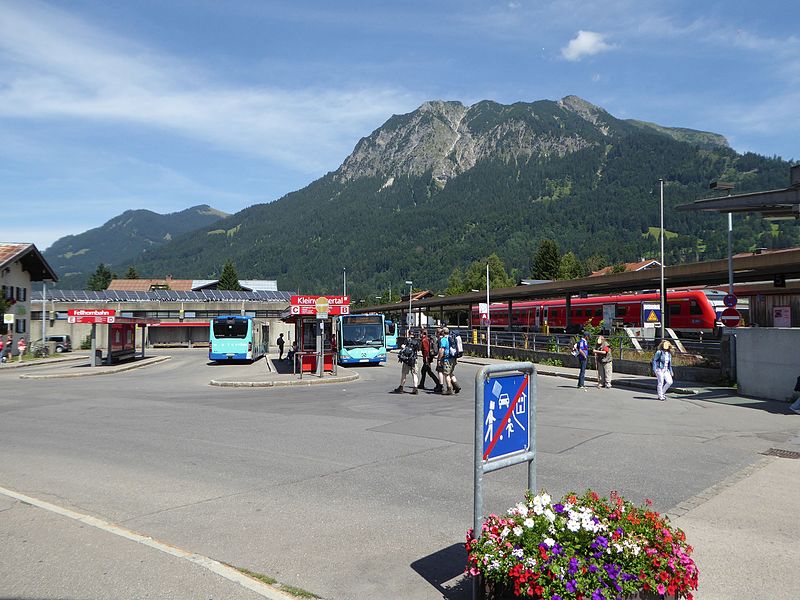 File:20150731 xl P1010065 Erneuerbare Energien in Oberstdorf Photovoltaik-Solaranlagen am Bus-und DB-Bahnhof.JPG