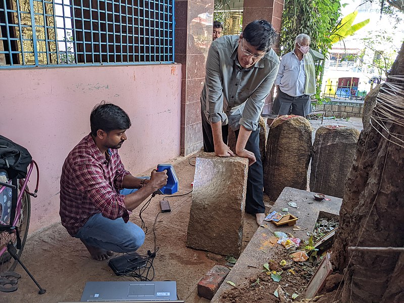 File:3D scanning of the Jakkur 1432CE Allalanatha pillar Inscription.jpg