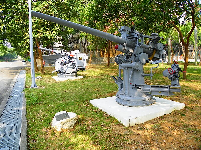 File:3 Inch 50 Caliber Anti-Aircraft Gun and Bofors Mk 1 40mm Twin Guns Display at Chengkungling 20121006.jpg