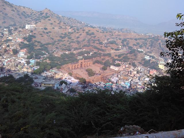 Ajmer – Ortsbild mit Adhai-din-ka-Jhonpra-Moschee