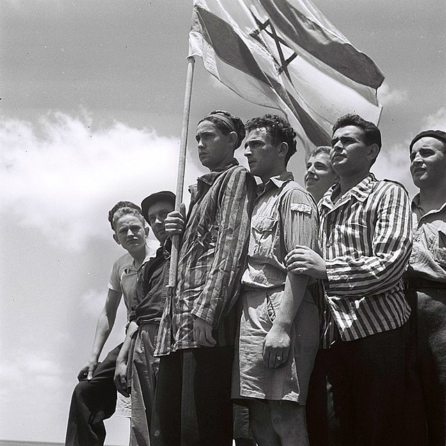 ניצולי השואה ממחנה בוכנוואלד מגיעים לנמל חיפה. צולם על ידי זולטן קלוגר בשנת 1945.