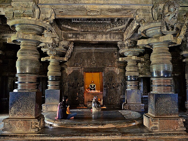 File:A sanctum inside the Hoysaleshwara temple in Halebidu.jpg