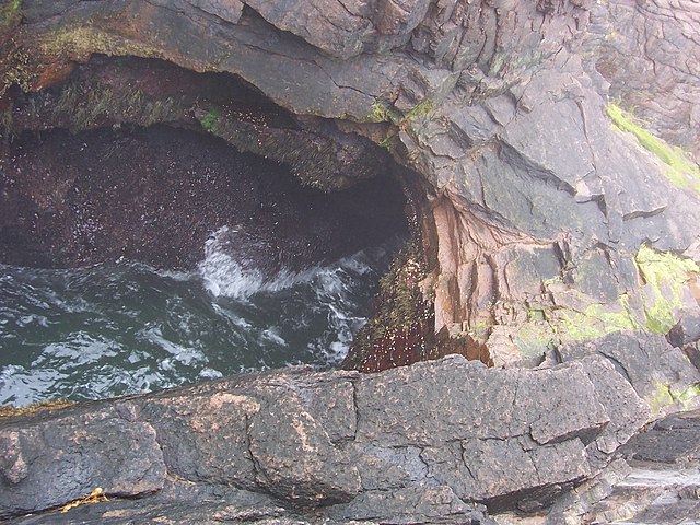 File:Acadia_NP_thunder_hole_2005-1-18.JPG