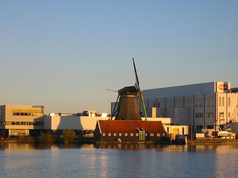 File:Achtkante stellingmolen met volle zeilen van opzij gefotografeerd - AMR Molenfoto - 20539380 - RCE.jpg