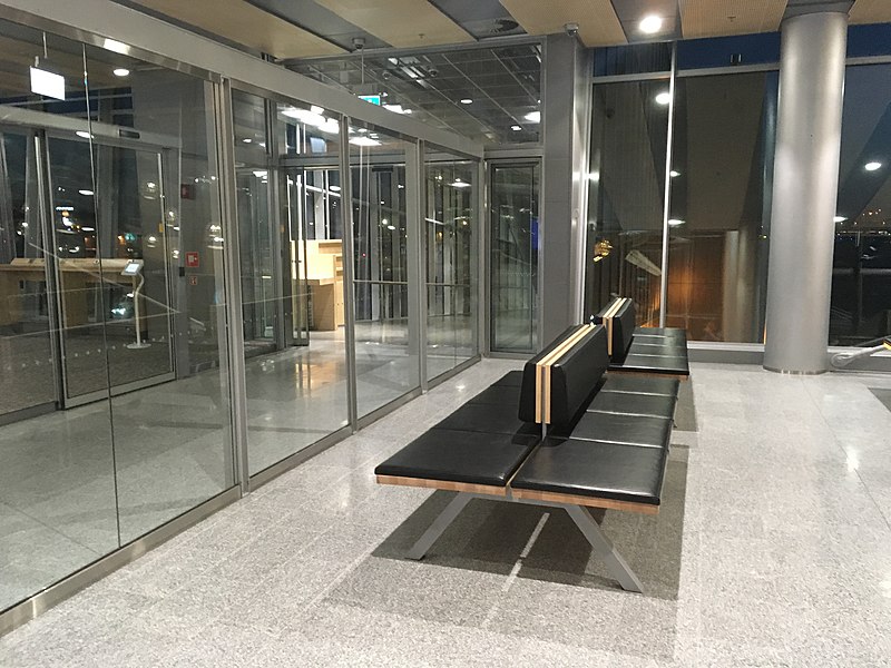 File:Airport benches (28177244778).jpg