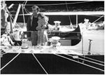 Alain Colas dans le cockpit de Manureva avec un de ses trois enfants, quelques jours avant le départ de la première Route du Rhum.