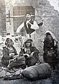 Albanese vrouwen en man in het bergdorp Shllak (1908)
