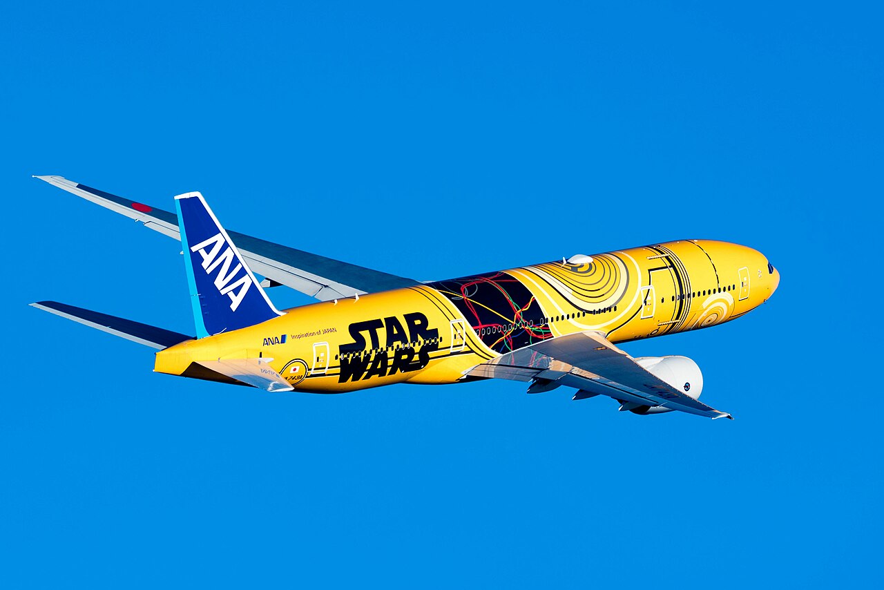 File:All Nippon Airways (Star Wars - C-3PO livery), JA743A, Boeing 