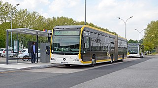 Bus la ligne N4 en attente à Longueau SNCF (341).