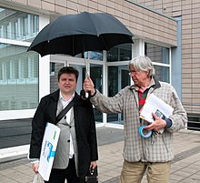 Bazon Brock und der Künstler Andreas Paeslack (2004) (Quelle: Wikimedia)