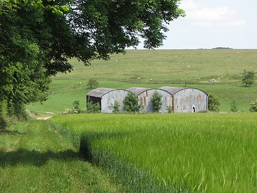 Approaching Down Barn, West Overton - geograph.org.uk - 3544181