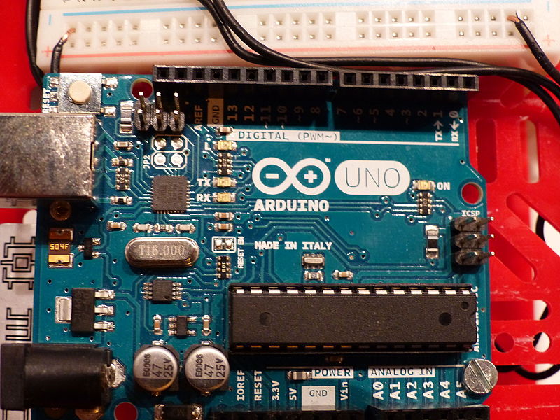 File:Arduino Uno, detalle, Games Week, Madrid, España, 2015.JPG