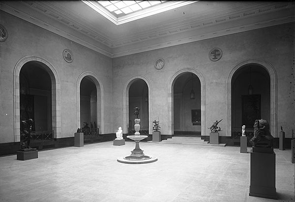 Art Gallery of Ontario sculpture court, in a 1929 photo